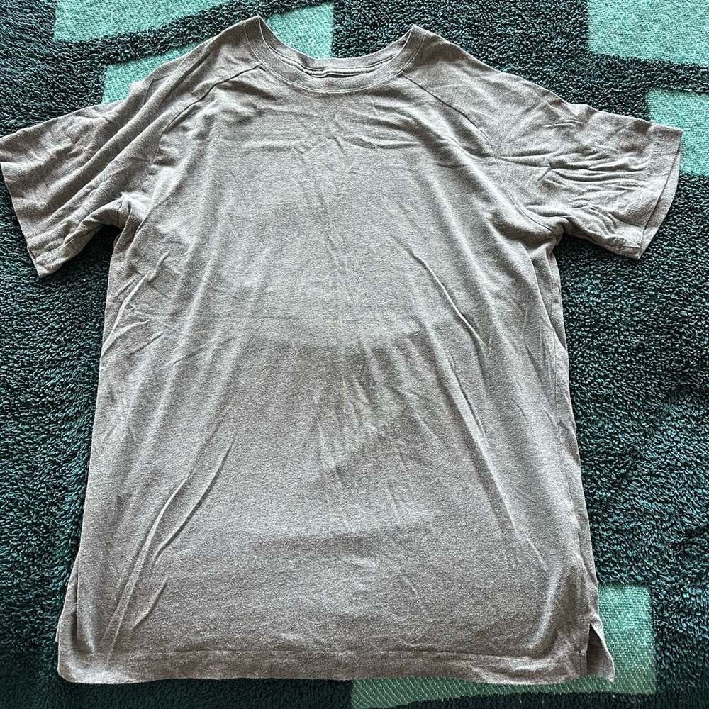 Alo men’s grey short sleeve workout shirt in medium